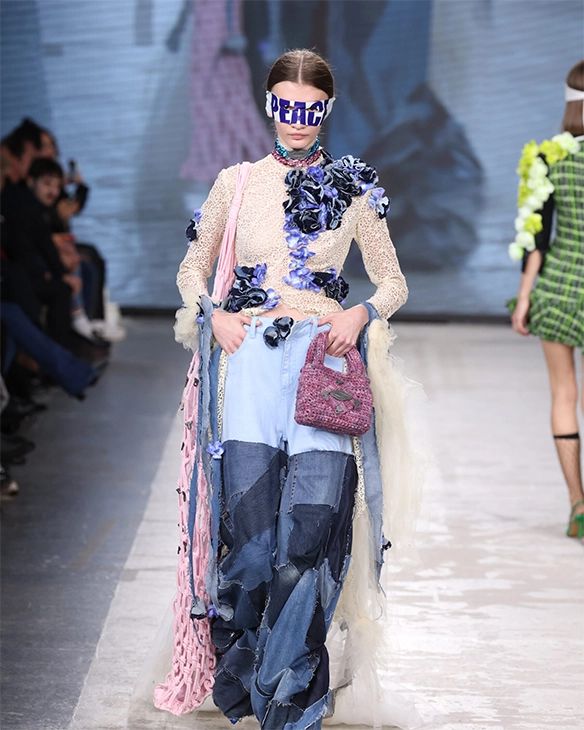 Modella sfila sulla passerella di Fashion Graduate 2022.