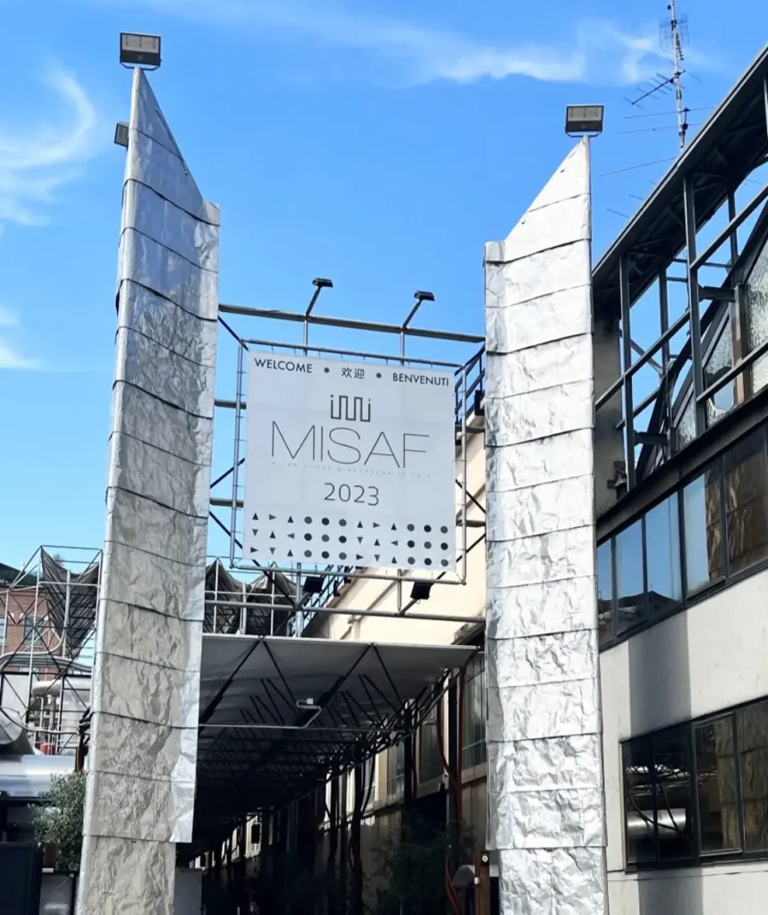 ingresso della fiera MISAF, con csartellone con logo e cielo azzurro alle spalle