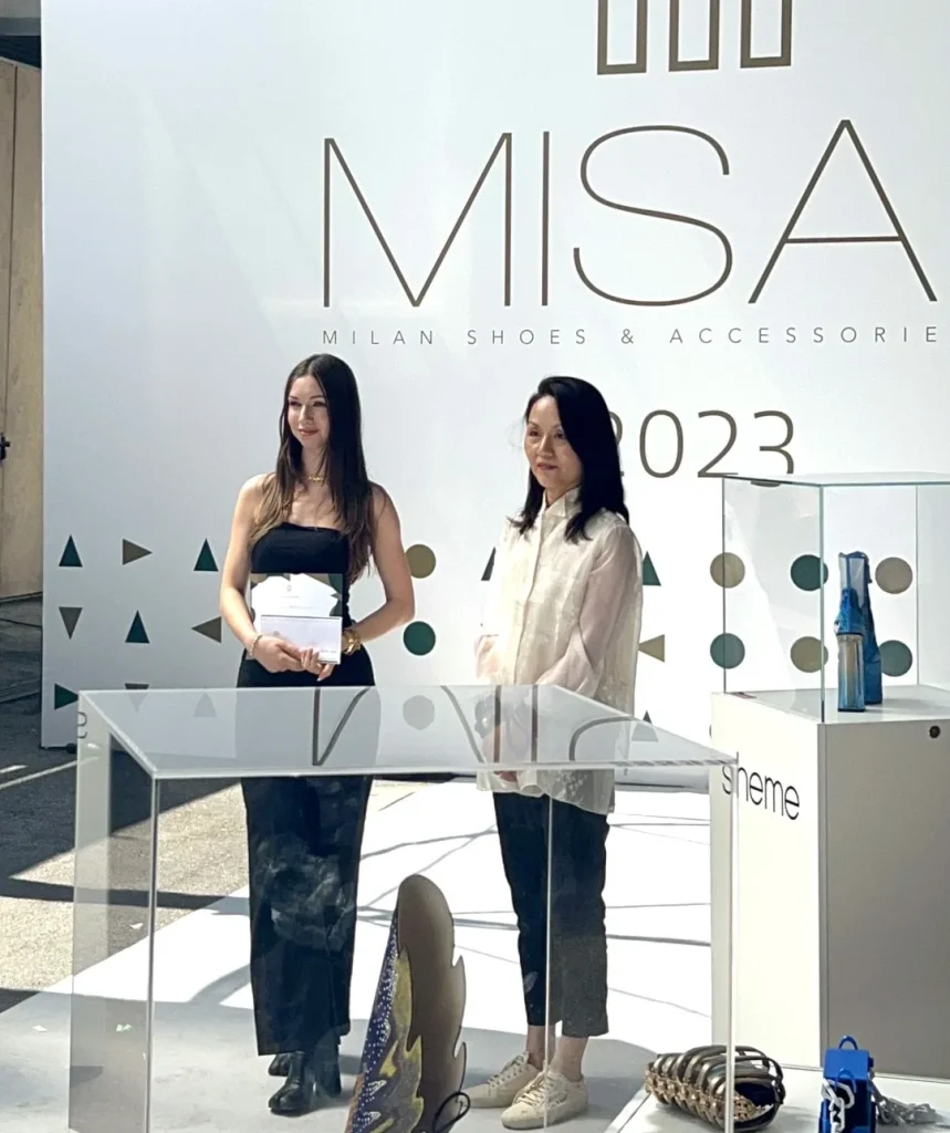 studentessa che ritira il premio MISAF