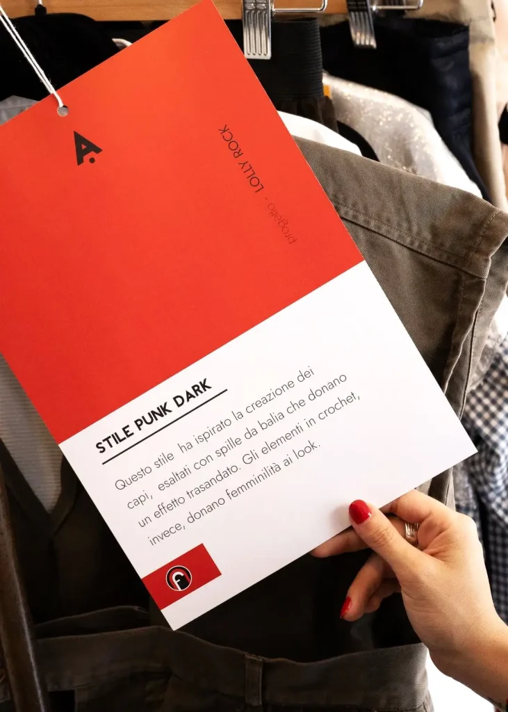 flyer rosso e bianco con il logo archetipo e una mano che lo tiene