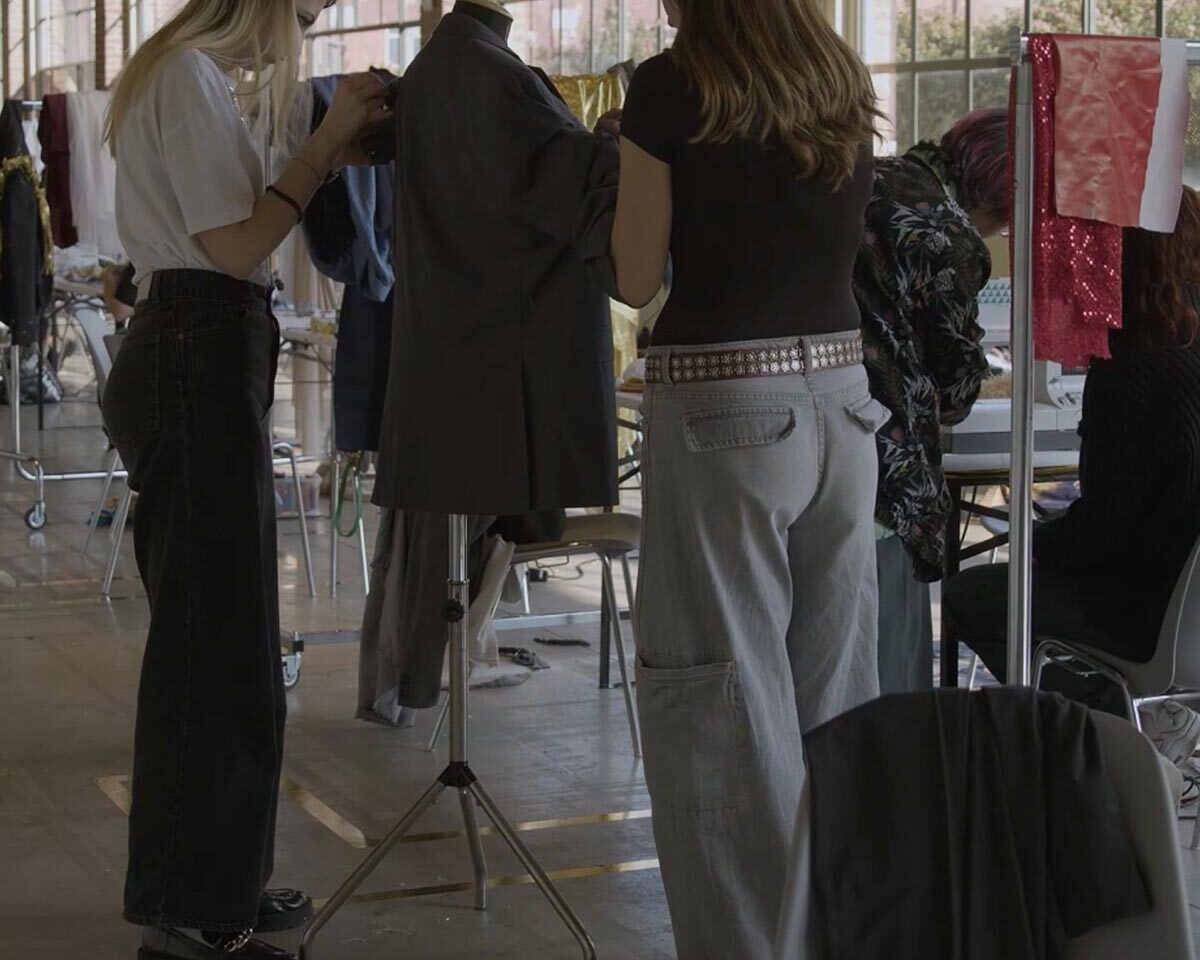 Ragazze che lavorano su un manichino