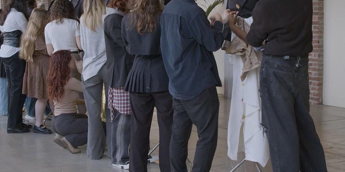 Ragazzi durante una lezione di moda Ragazzi durante una lezione di moda