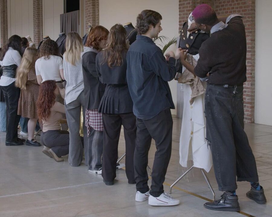 Ragazzi durante una lezione di moda Ragazzi durante una lezione di moda
