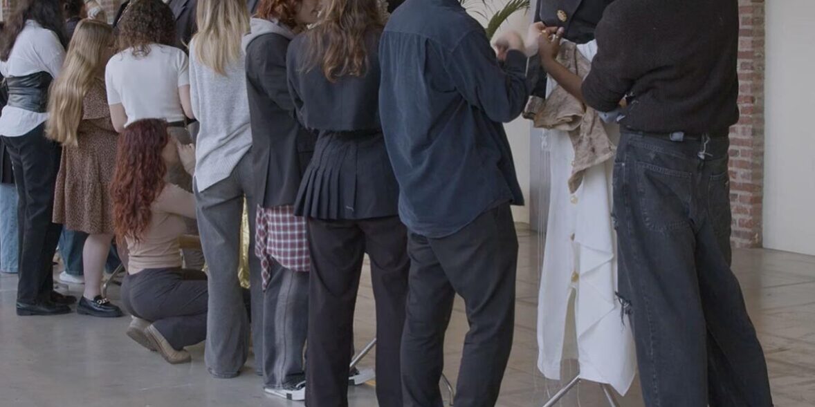 Ragazzi durante una lezione di moda