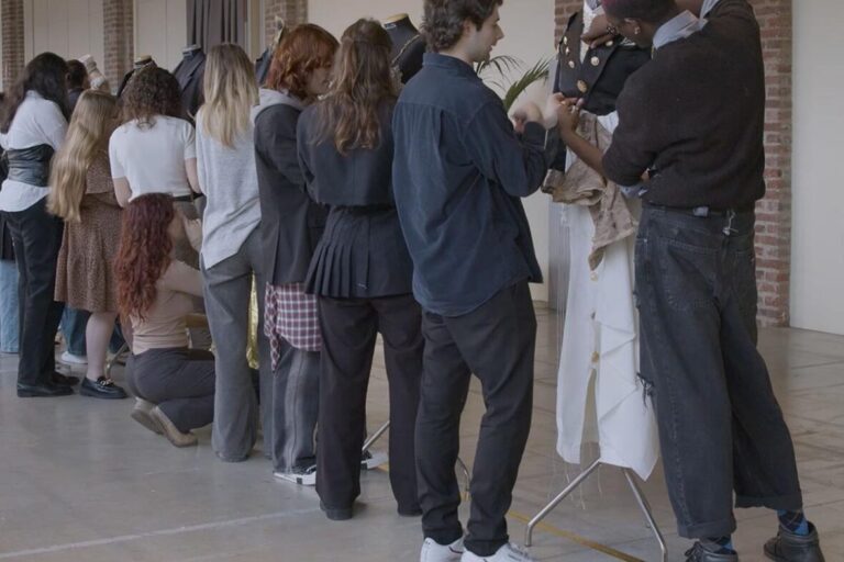 Restart_Collection4 Ragazzi durante una lezione di moda