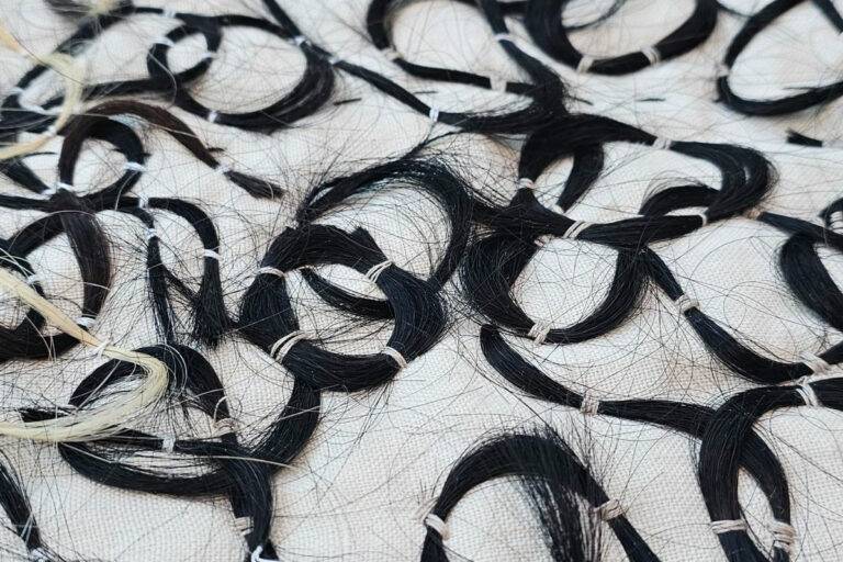 Ferrari Fashion School Nieuwe e Instituut Foto di ciocche di capelli della mostra in collaborazione fra Ferrari Fashion School e Nieuwe Instituut