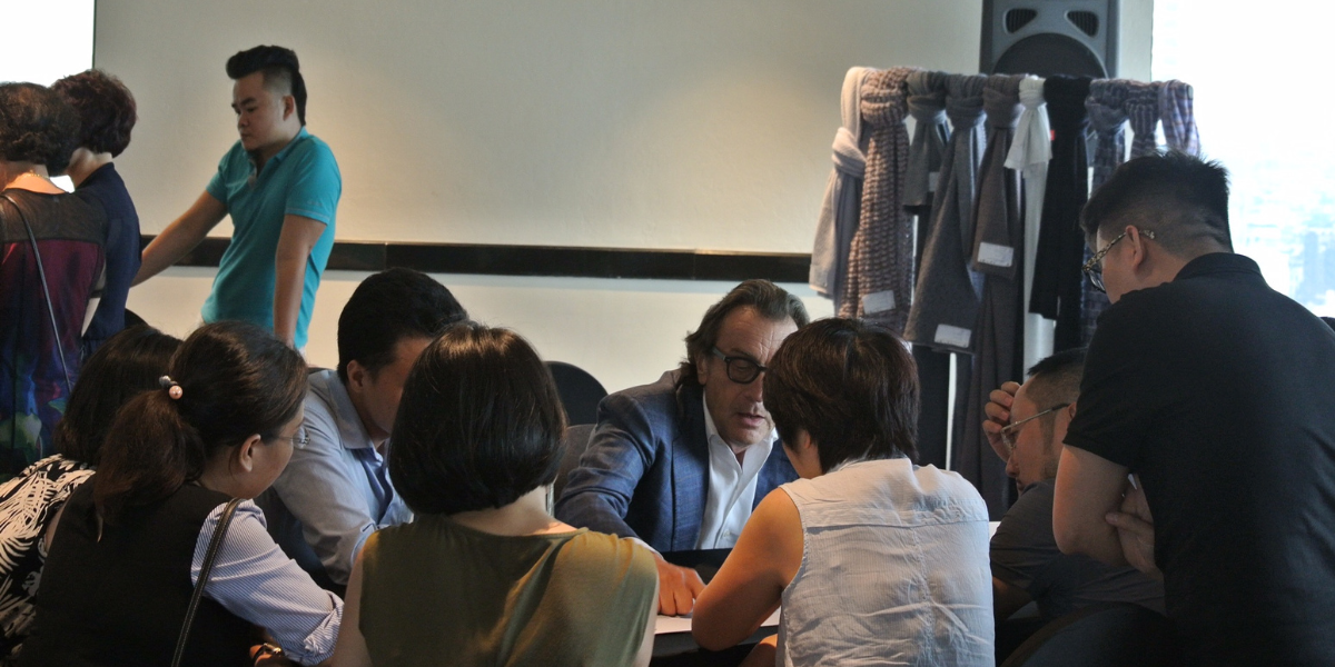 Luciano Bandi assieme a ei ragazzi