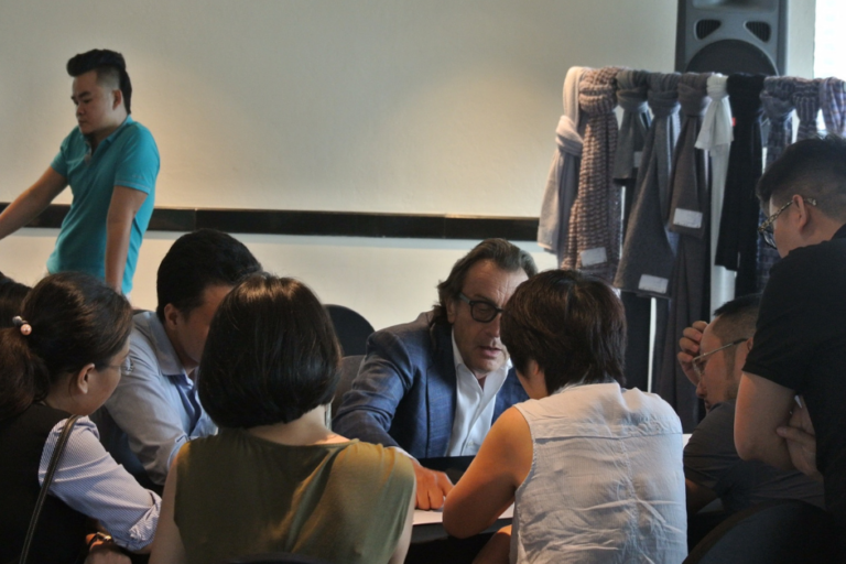 Luciano Bandi Luciano Bandi assieme a dei ragazzi