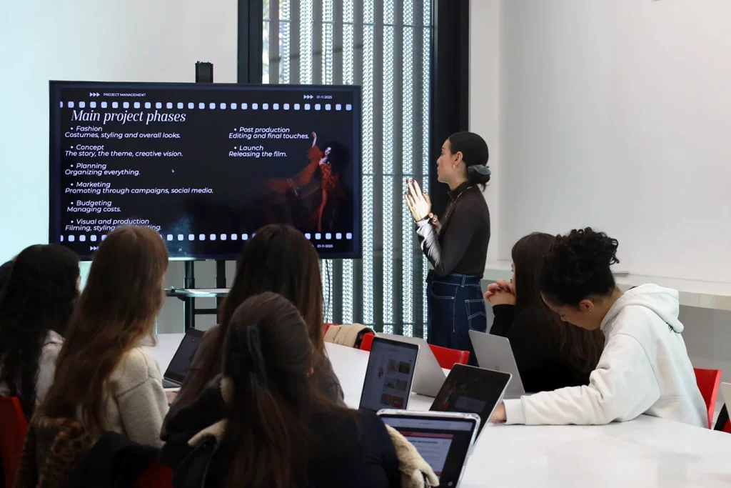 Studentesse ascoltano la professoressa che spiega la lezione.