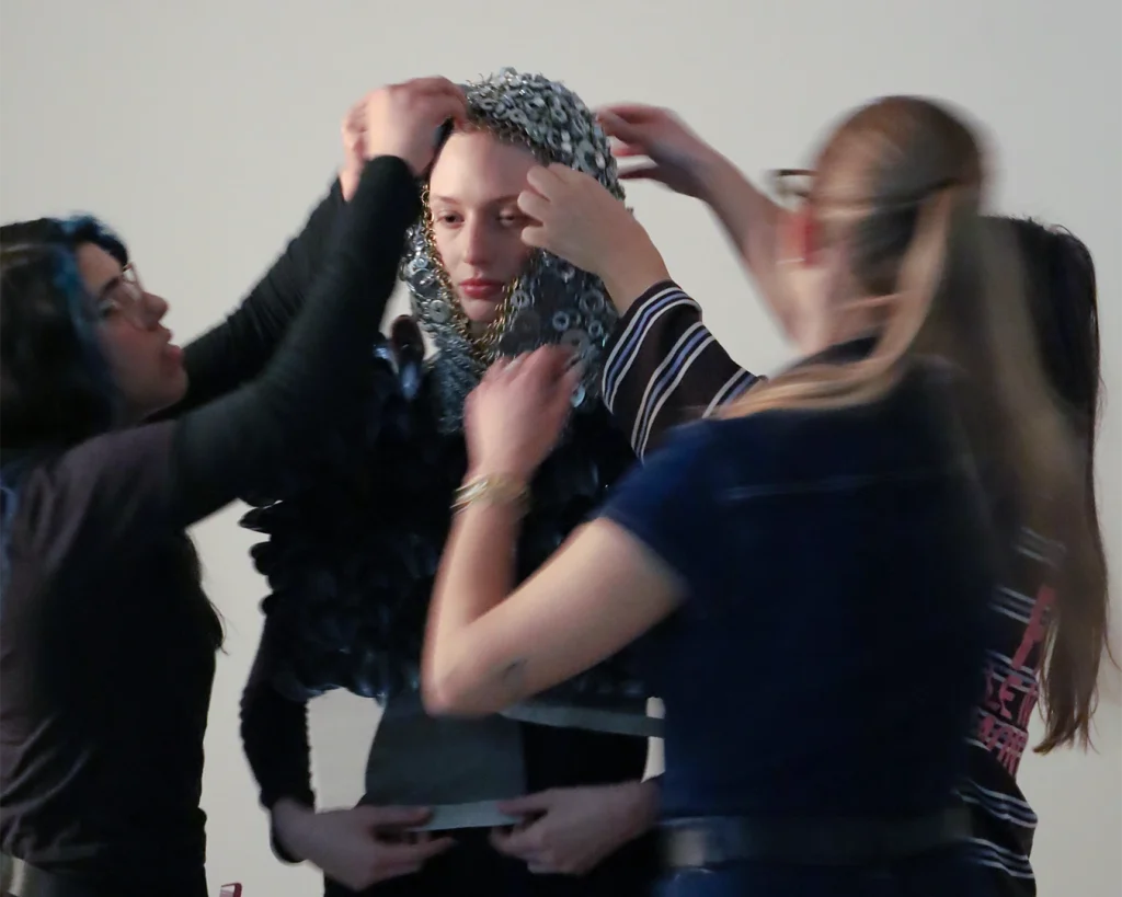 Studentesse sistemano il look sulla modella per lo shooting.