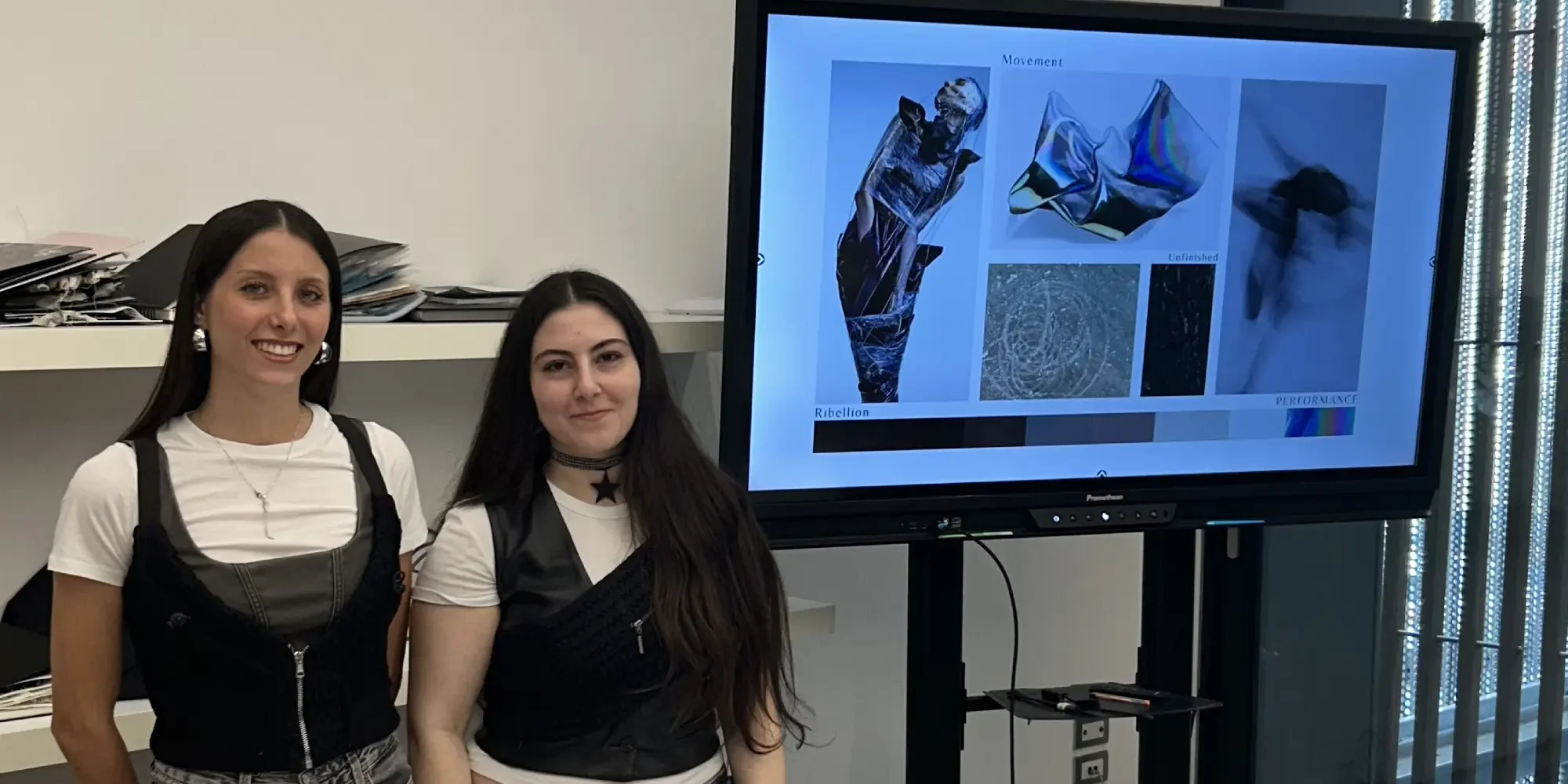 studentesse che presentano il loro progetto di collezione activewear durante l'esane