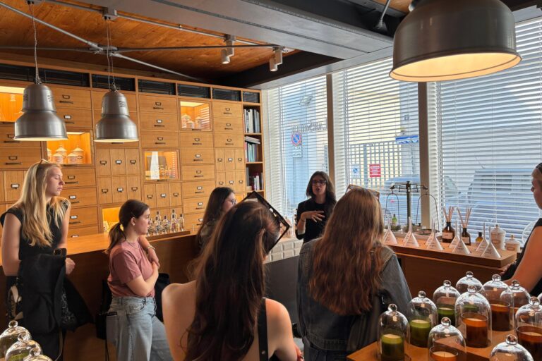 featured-news-labsolue un gruppo di studentesse del Master all'interno di un locale con profumi che ascoltano una lezione