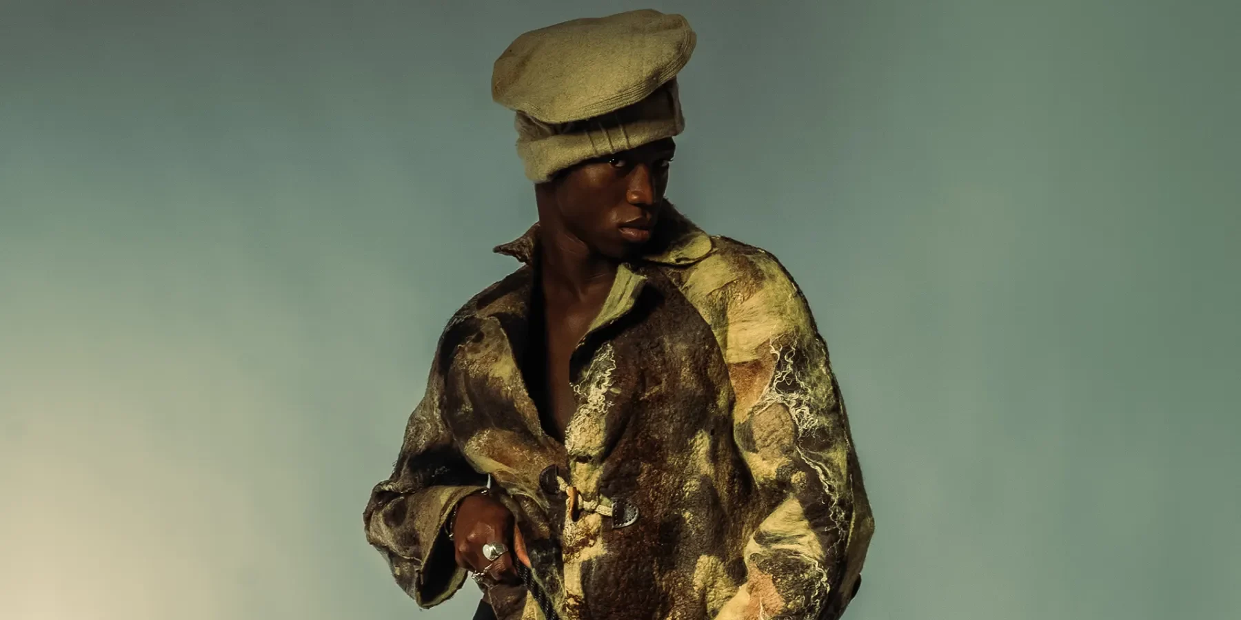 modello a mezzo busto che posa vestito da marinaretto