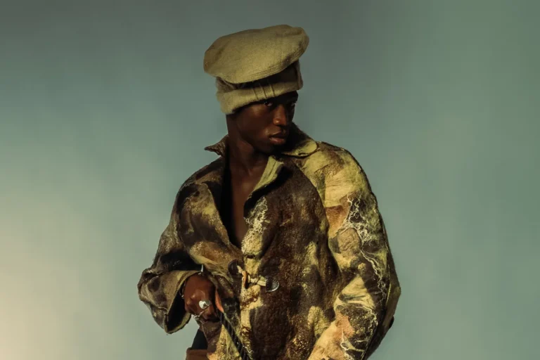 featrued-news-yearbook25 modello a mezzo busto che posa vestito da marinaretto