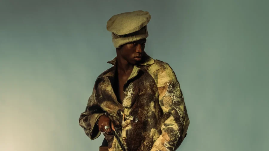 featrued-news-yearbook25 modello a mezzo busto che posa vestito da marinaretto