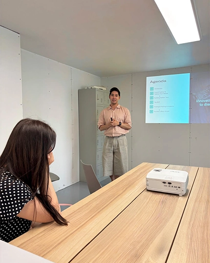 Peter Jeun Ho Tsang, CEO of Beyond Form, gives a lecture.