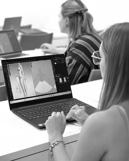 Studentessa lavora al suo progetti su Clo3D.