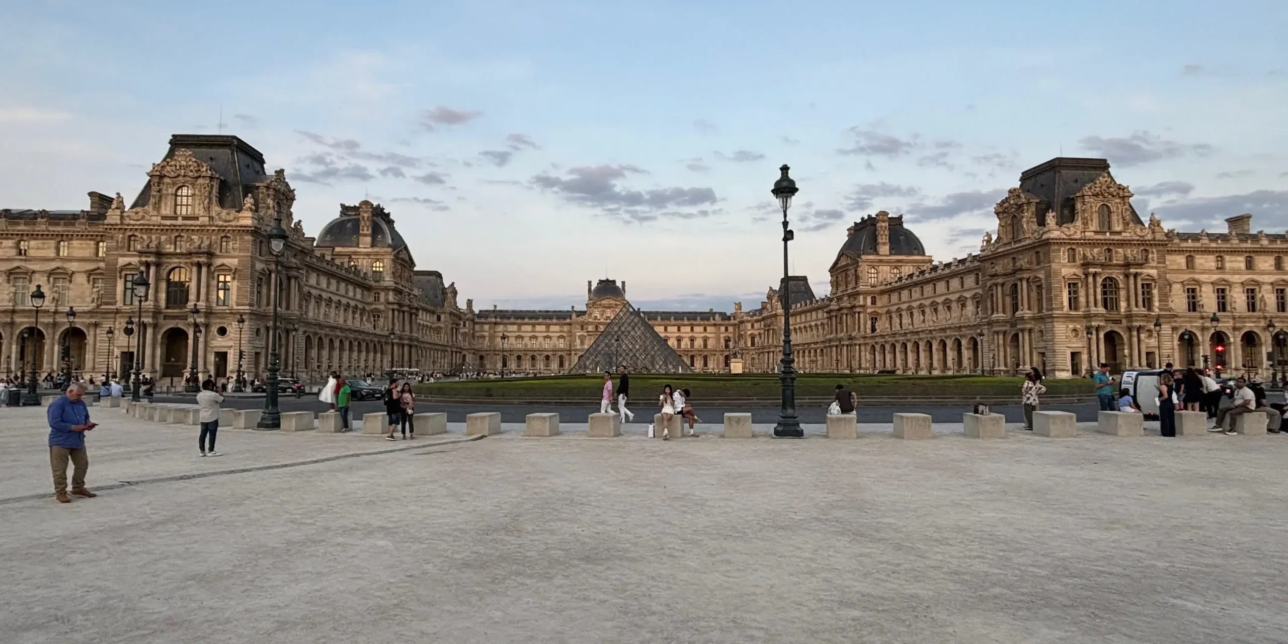 featured-news-arelieratier munumento di parigi