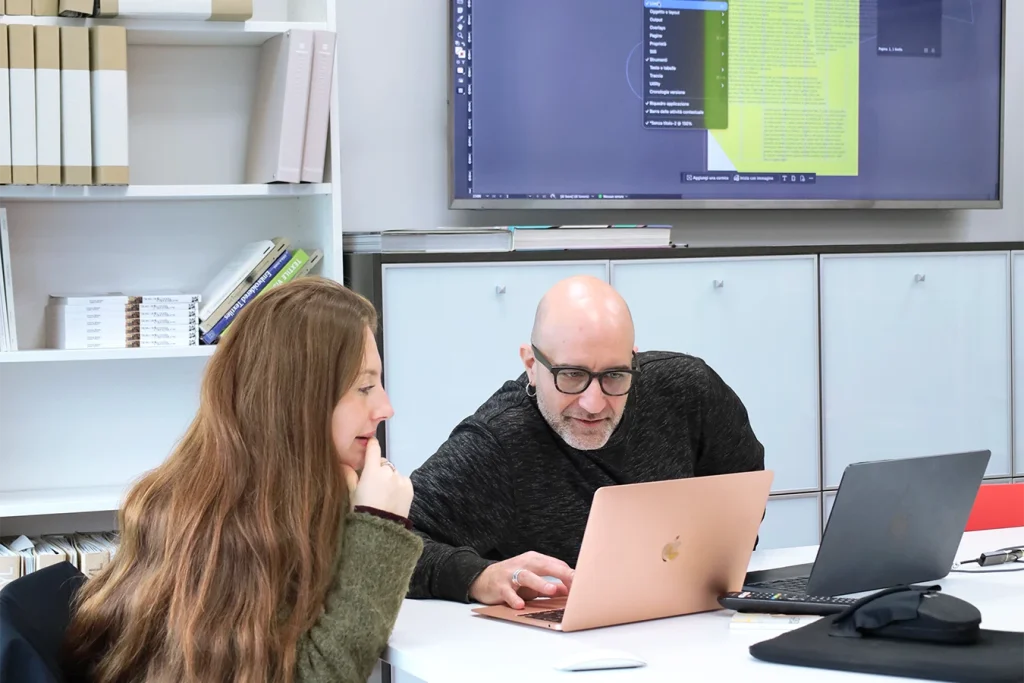Studentessa si confronta con il professore.