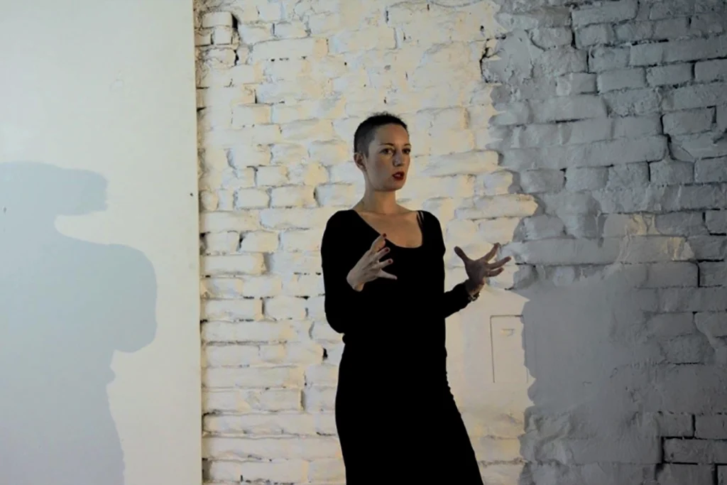 La docente Marta Jovanović tiene una lezione in aula.