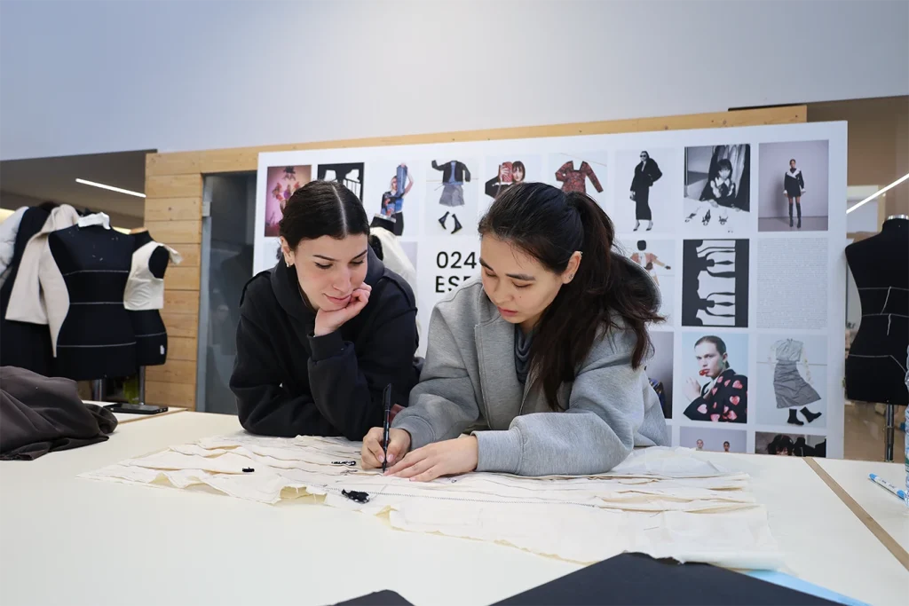 Due studentesse lavorano al cartamodello.